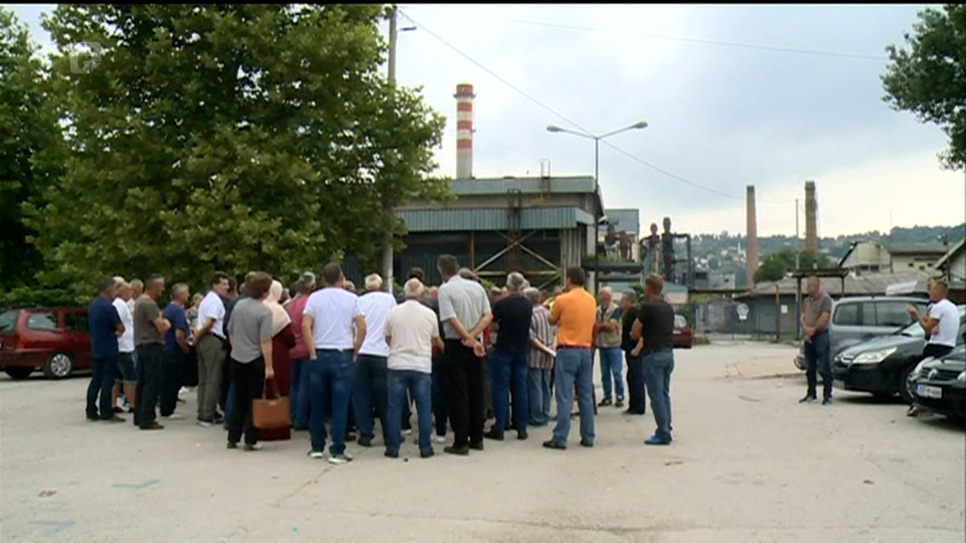 Radnici “Krivaje Mobel” ponovo se okupili pred kapijom preduzeća